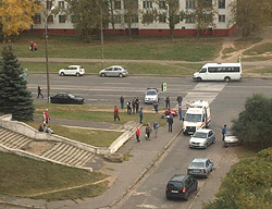 На улице Ульяновской в Бобруйске сбили пешехода. Приехала скорая (Обновлено: комментарий ГАИ)