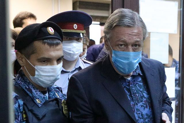 Пресненский суд Москвы приговорил актера Михаила Ефремова к восьми годам колонии общего режима за совершенное в пьяном виде смертельное ДТП.