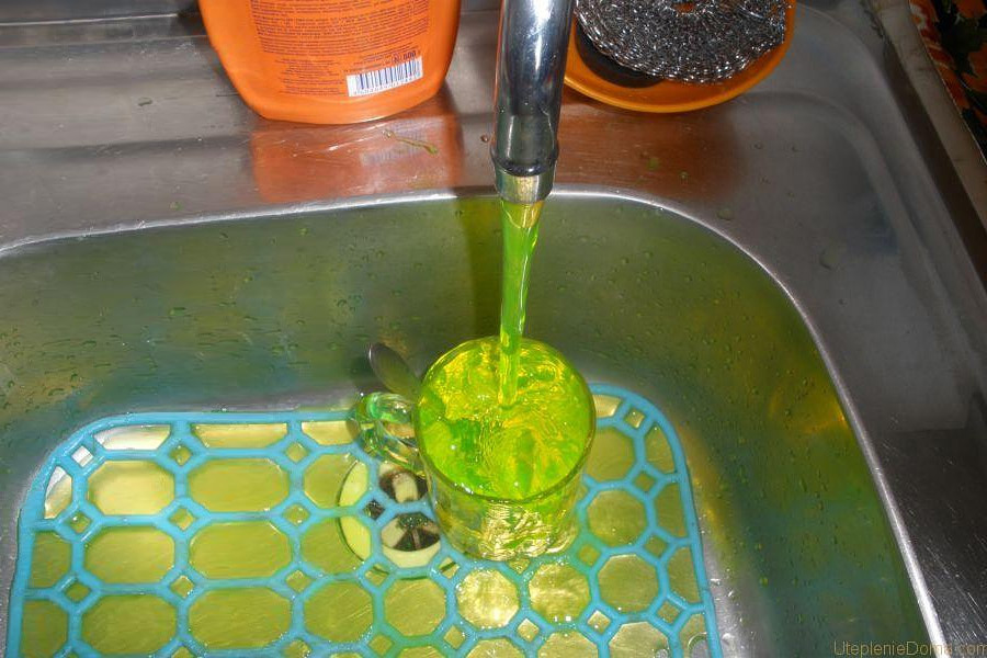 Зеленая вода из кранов – что делать?