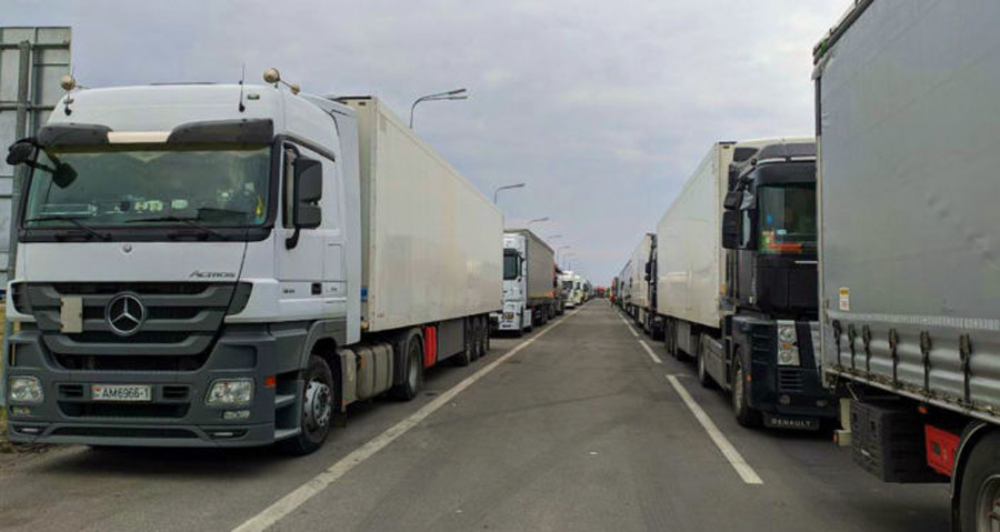 Около 600 грузовиков стоят в очередях на выезд из Беларуси