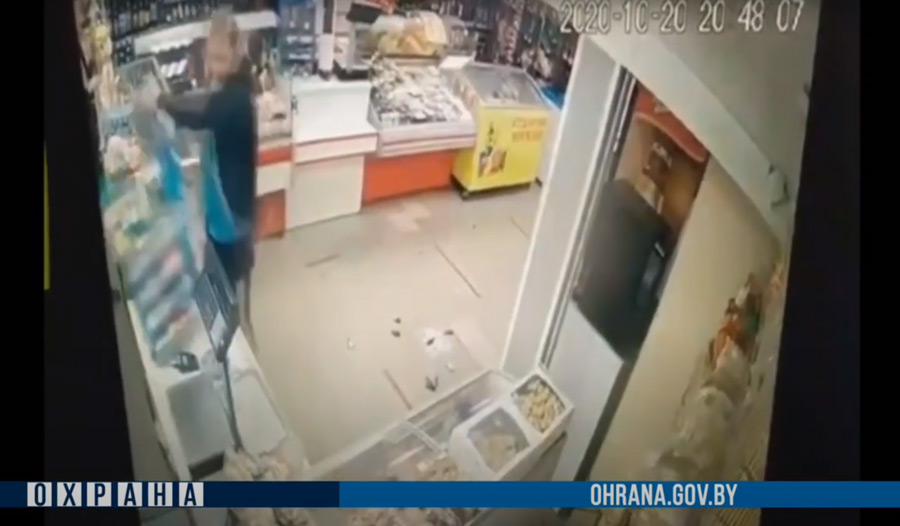 В Бобруйске пьяный покупатель разбил кассовый аппарат и разгромил витрины