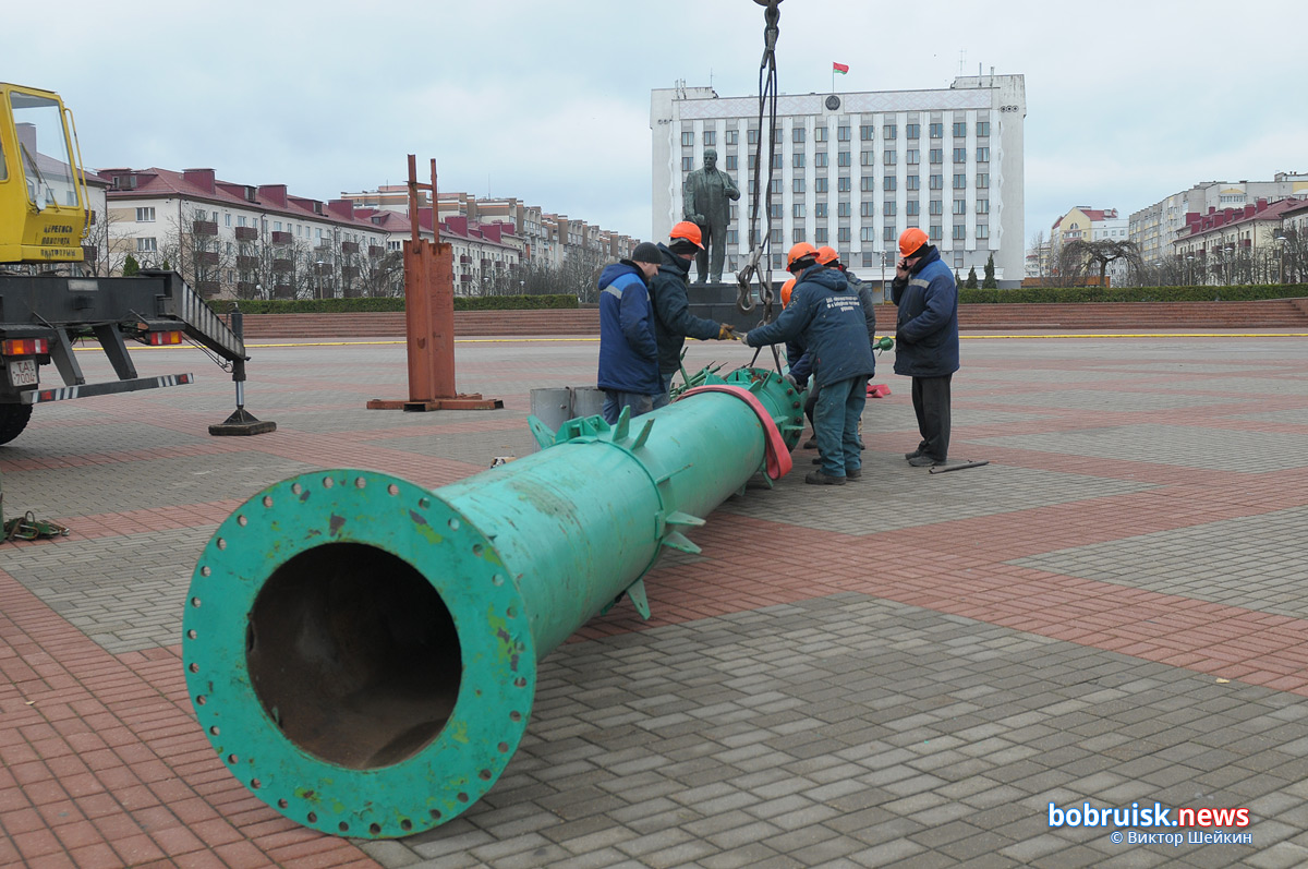 На главной площади Бобруйска начинают монтировать елку — 2020