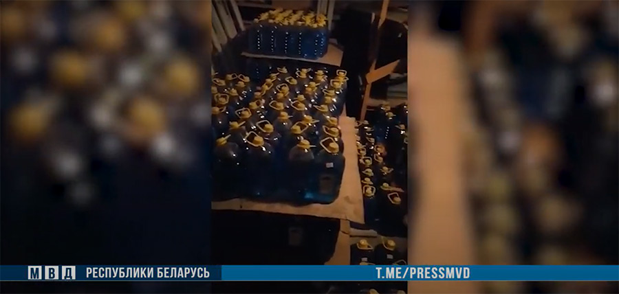 Сотрудники ОБЭП в Бобруйске изъяли более трех тысяч литров стеклоомывайки