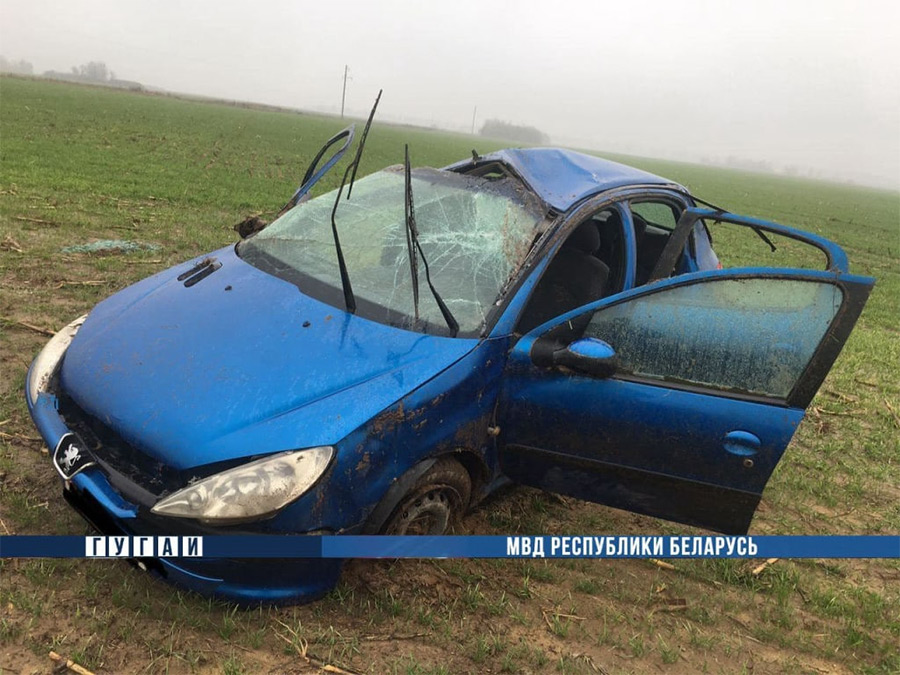 В Кировском районе машина вылетела с трассы, пассажир получила травмы