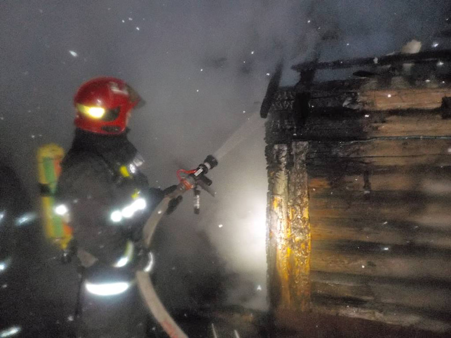 Пламя в ночи: пожар в Бобруйске на улице Лесной