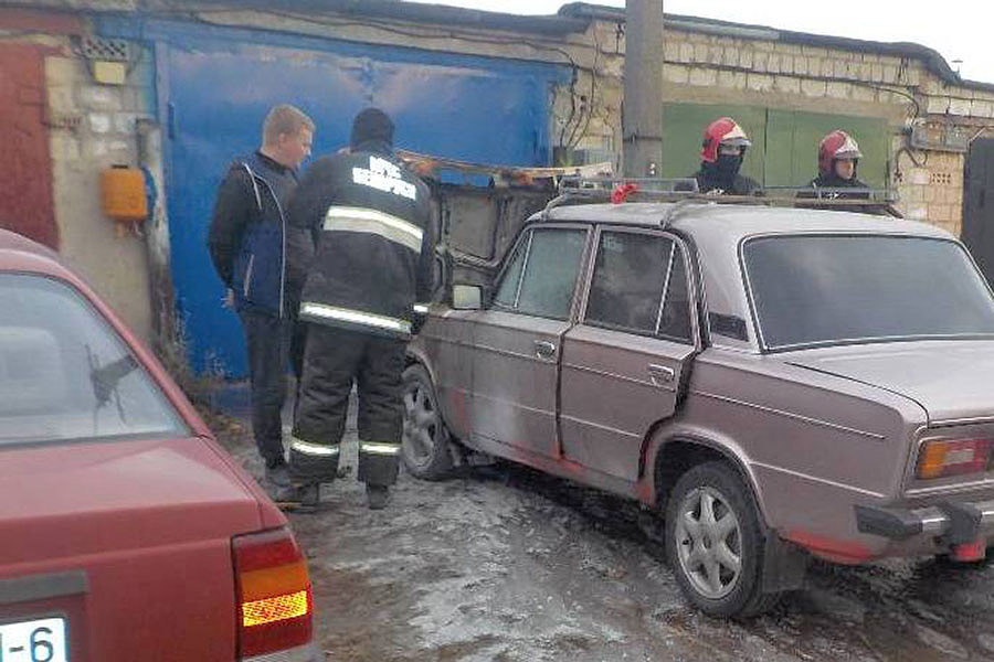 В Бобруйске по неизвестной причине загорелся автомобиль