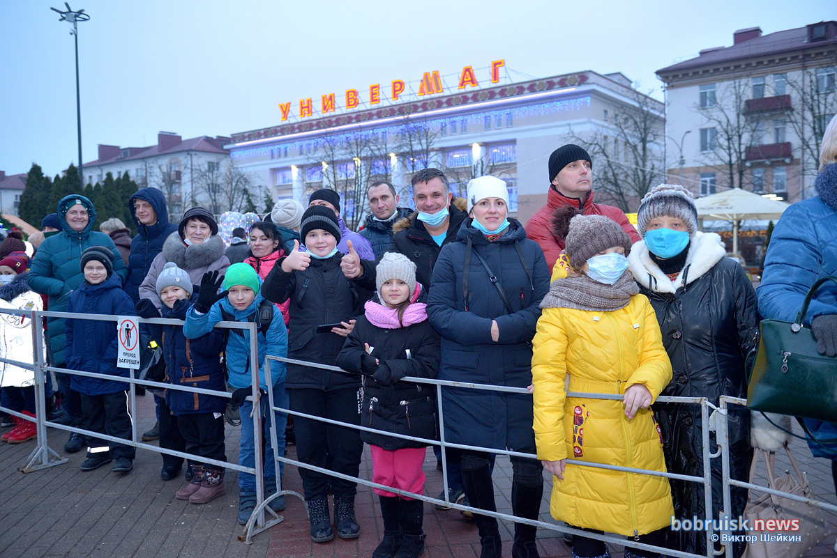 На главной площади Бобруйска высадился десант Дедов Морозов. Фоторепортаж