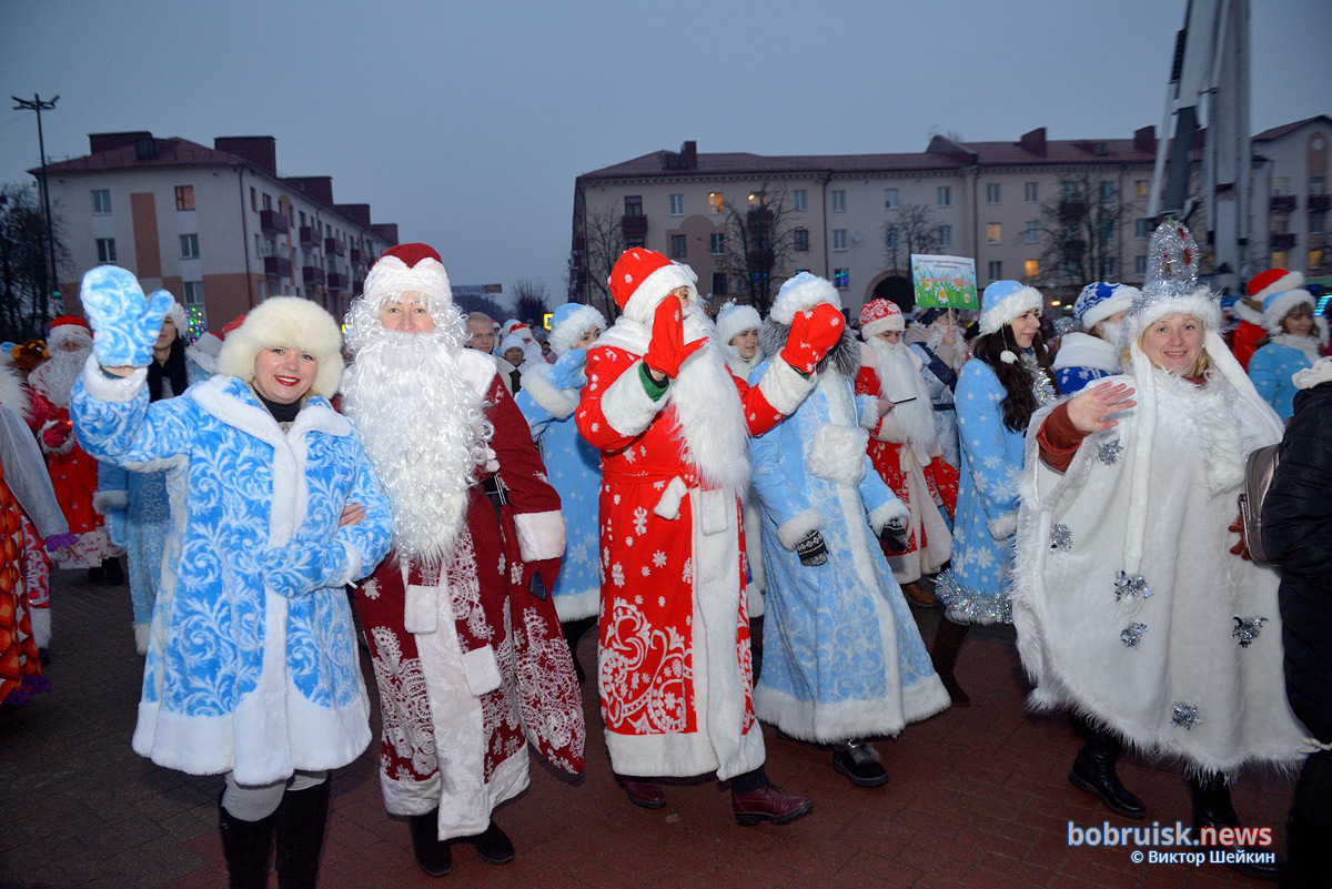 На главной площади Бобруйска высадился десант Дедов Морозов. Фоторепортаж