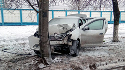 Кровь в салоне. В Бобруйске Renault на полном ходу врезался в столб (+ версия МВД)