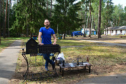 Мангал-утюг и кучерявый стоматолог — как бобруйчанин воплощает железные фантазии