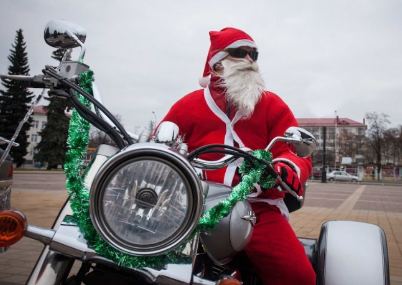 Сегодня, 26 декабря, на площади Ленина можно будет увидеть, как Деды Морозы играют в мотобол.