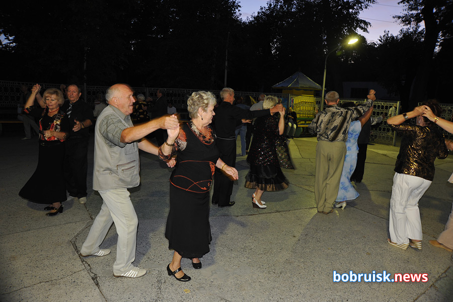 Танцы бобруйских пенсионеров на карантине