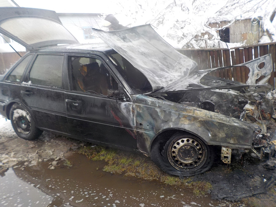Огонь и дым из-под капота: в Бобруйске снова загорелся автомобиль