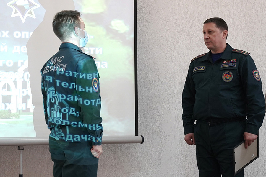 Награды, погоны, цветы для бобруйских спасателей