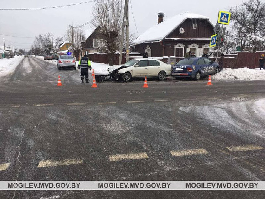 В Бобруйске столкнулись Nissan и Volkswagen: пострадала пассажирка, поврежден светофор