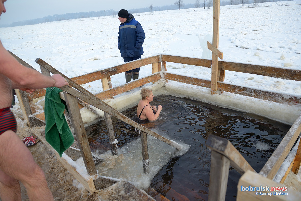 Крещение Господне в Бобруйске. Кто по воду, а кто и в воду. Фоторепортаж