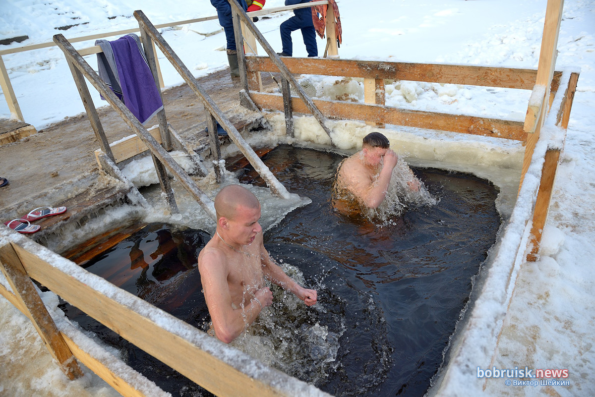 Крещение Господне в Бобруйске. Кто по воду, а кто и в воду. Фоторепортаж
