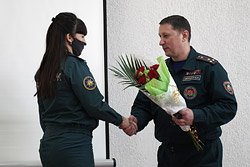 Награды, погоны, цветы для бобруйских спасателей