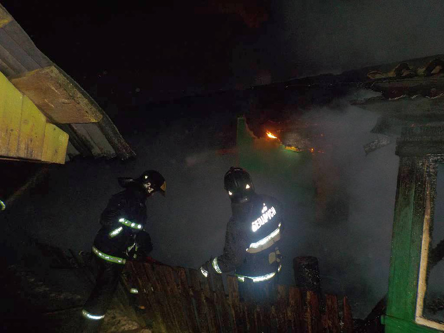 В полтретьего ночи 12 января бобруйским спасателям поступило сообщение о пожаре в деревне Осово Горбацевичского сельсовета. Позвонил сосед.