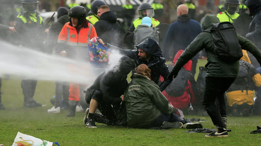 Голландцы протестовали 24 января против антиковидных правительственных мер, полиция применяла водометы. Беспорядки в 25 населенных пунктах, более 240 задержанных
