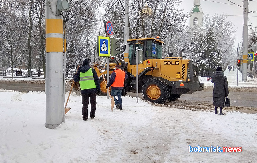 Уборка снега на улицах Бобруйска 17 февраля