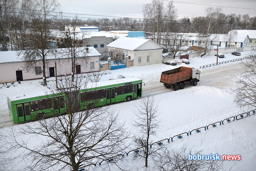 Спасатели Бобруйска за выходные вытянули из снежных заносов около ста машин