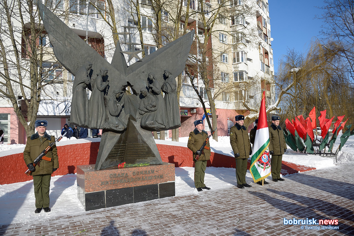 К могилам друзей — по снежной целине. В Бобруйске отметили 32-ю годовщину вывода войск из Афганистана (добавлен текст)
