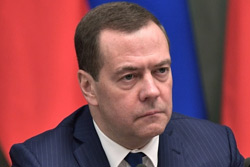 Медведев привился от COVID-19