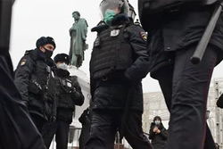 Протест в России: рекорд задержанных, молчание о количестве митингующих и публикация данных участников событий