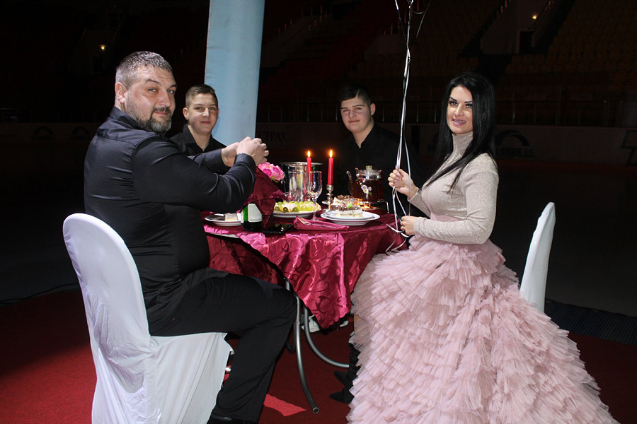Хрустальная свадьба на льду: необычный семейный праздник в «Бобруйск-Арене» 
