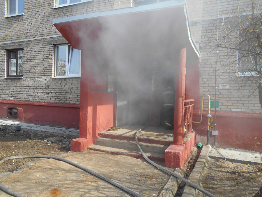 Вынесли из дымного подвала: в Бобруйске спасли мужчину