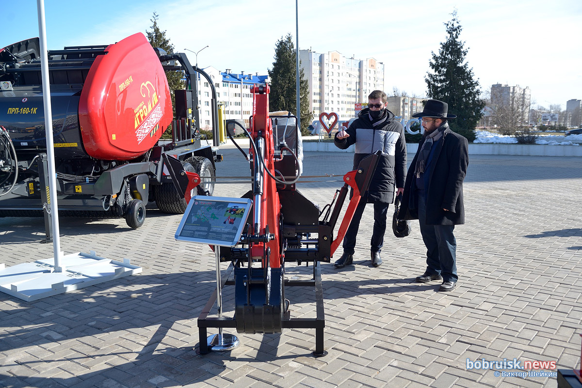 Знамена, цветы, Алехно: в Бобруйске отметили работу в 2020-м