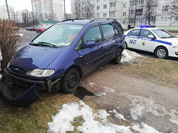 Остановился только в заборе. В Бобруйске водитель за несколько минут сначала ударил чужую машину, а после разбил свою (+видео)