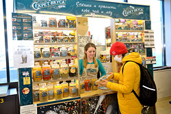 Одна щепотка в чашку, одна в кастрюлю: 50 видов чая, специи и вдохновение из «Секрета вкуса»