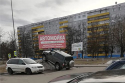 В Бобруйске водитель внедорожника очень странно припарковался