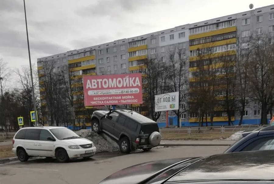 В Бобруйске водитель внедорожника очень странно припарковался