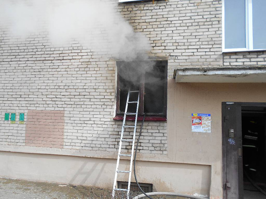 «Проснулась лишь чудом». Пожар в центре Бобруйска привел к эвакуации всего подъезда