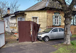 В Бобруйске автомобиль пробил забор частного дома. За рулем была беременная женщина