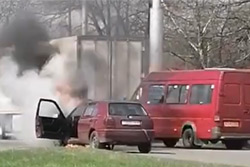 В Бобруйске на шинном кольце горел автомобиль! (видео) Обновлено