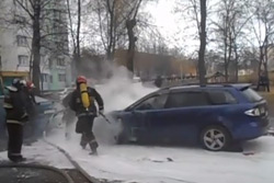 На улице Рокоссовского загорелся автомобиль (видео)