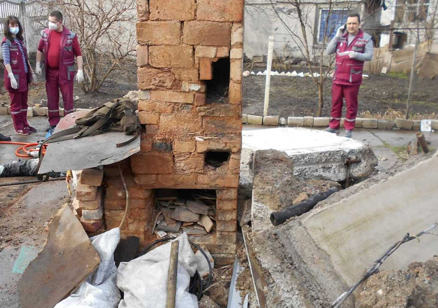 В пятницу, 16 апреля, в 15.10 спасатели получили сообщение об обрушении части бетонной стены прямо на человека.
