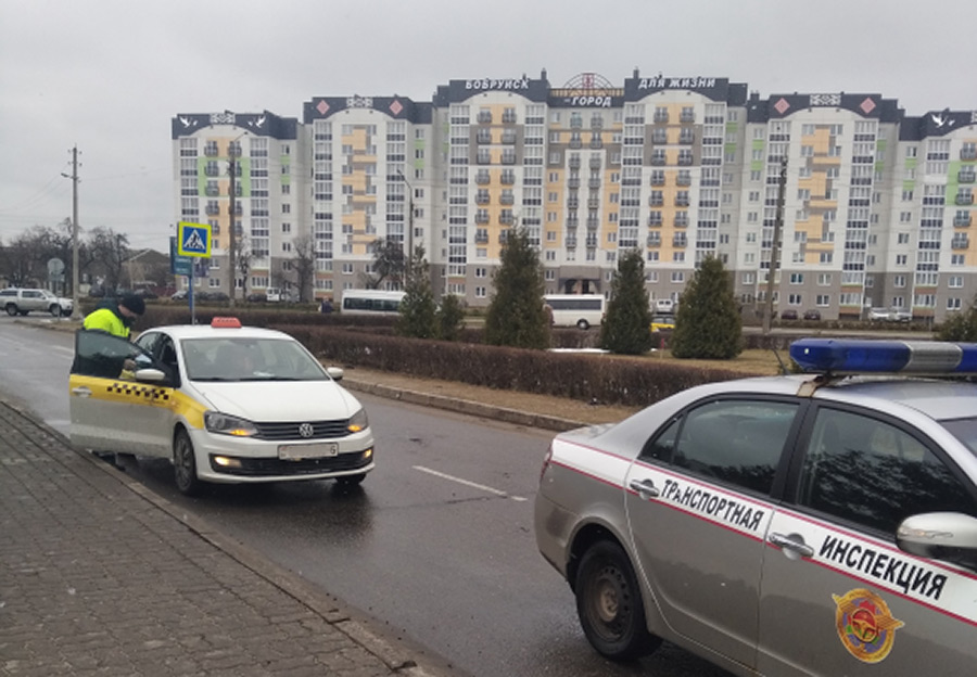 ГАИ Бобруйска проверила работу служб такси. Выявлены десятки нарушений