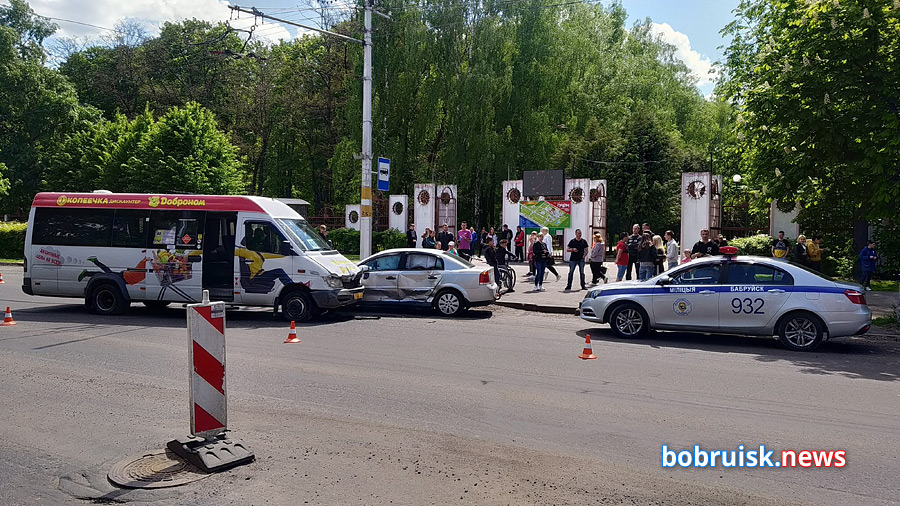 В Бобруйске маршрутка с пассажирами попала в ДТП. Из-за аварии остановились троллейбусы (+видео)