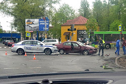 На оживленном бобруйском перекрестке столкнулись «Лада» и Toyota. Одна из машин вылетела на остановку