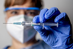 Вакцины от коронавируса, доступные в Беларуси: эффективность и побочные эффекты