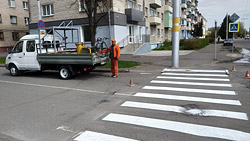 На дороги Бобруйска стали наносить разметку. Мы узнали, какие улицы в приоритете
