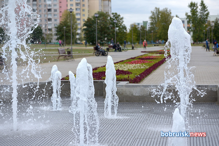 В этом году фонтаны в нашем городе включились в работу с 1 мая. Запущены все шесть фонтанов. Напомним, Бобруйск в летнюю жару освежают и украшают фонтаны на площадях Ленина и Победы, в сквере на улице Минской, 20, в районе бульвара Приберезинского, в городском и Молодежном парках.