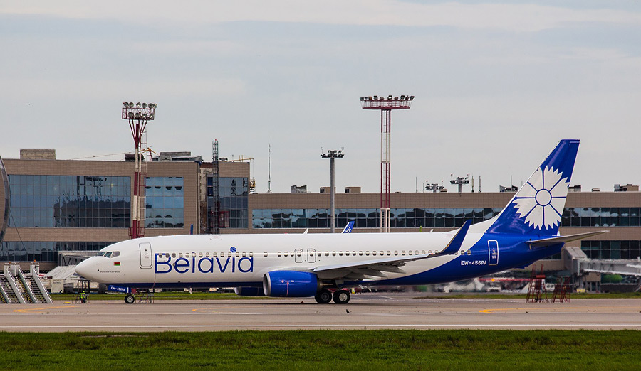 В связи с запретами на выполнение рейсов со стороны ряда стран авиакомпания «Белавиа» вынуждена отменить полеты с 27 мая по 30 октября 2021 года в восемь государств. Такое сообщение появилось на сайте компании.