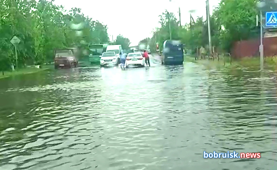 На улицах Бобруйска – наводнение. Машины глохнут посреди дороги (видео)
