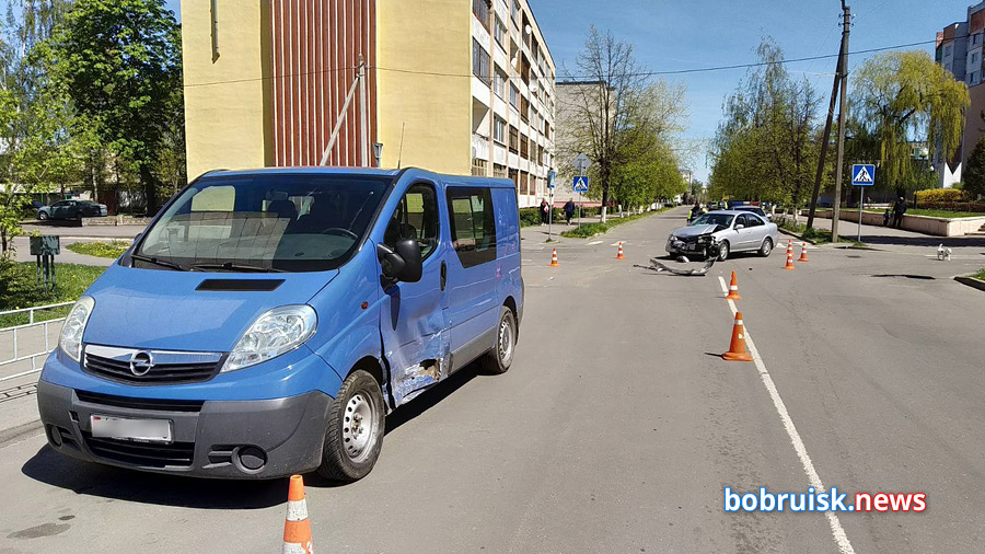 В понедельник, 10 мая, на пересечении улиц Советской и Красноармейской столкнулись Nissan Almera и микроавтобус Opel Vivaro.